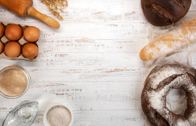 Foto het maken van zelfgemaakt zuurdeegbrood baguettebrood met rogge meel rollende pin eieren zuurdoeg