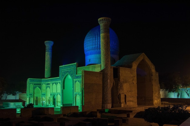 Het mausoleum van Amir Timur in de nachtelijke oude architectuur van Centraal-Azië