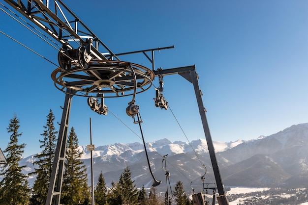 Het mechanisme van de ski-lift zichtbaar groot aandrijfswiel trekt het touw