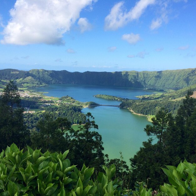 Het meer en de bergen in São Miguel tegen de lucht.