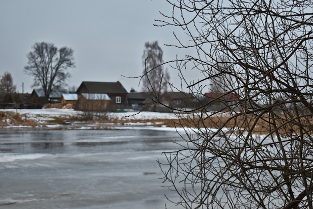 Het meer is in de winter bedekt met ijs