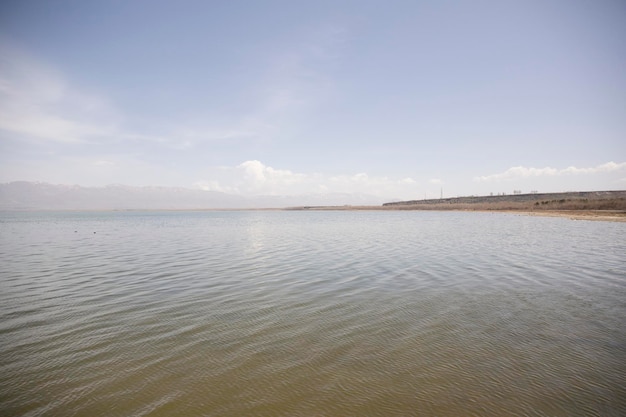 het meer onder de hemelachtergrond