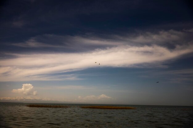 het meer onder de hemelachtergrond