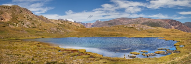 Het meer tussen de bergtoendra, panoramisch uitzicht