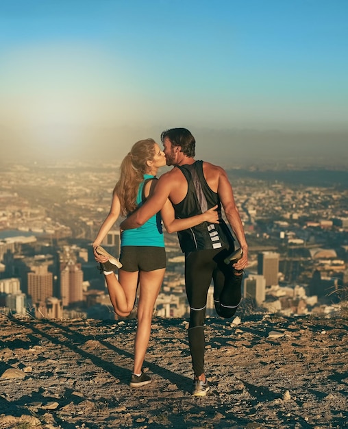 Het meeste uit hun training halen Shot van een liefdevol stel dat zich uitrekt voor hun training