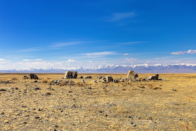 Het megalithische complex van Tarkhatinsky bestaat uit steenblokken in Chui-steppe Altai Republiek Rusland