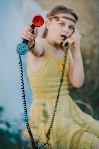 Het meisje belt aan de telefoon