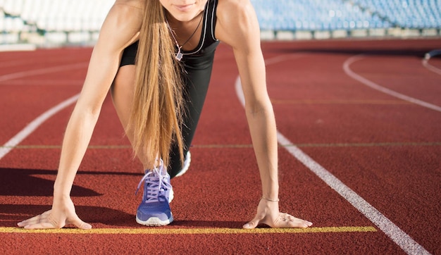 Het meisje bereidde zich voor op de start De atleet is klaar om te racen Lage start De foto is crocked De run