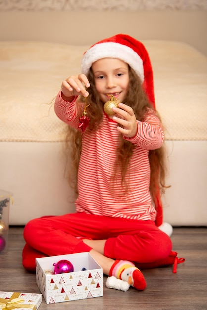 Het meisje bereidt zich voor om kerst- en nieuwjaarsversieringen te vieren