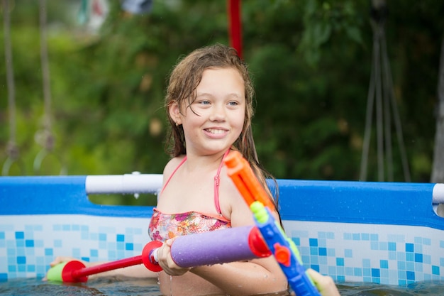 Het meisje bereidt zich voor om op zomerdag in het zwembad te schieten