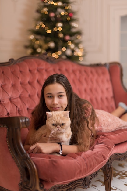 Het meisje brengt de kerstvakantie door met haar kat