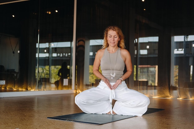 Het meisje doet yoga en is in een staat van meditatie het concept van een gezonde levensstijl