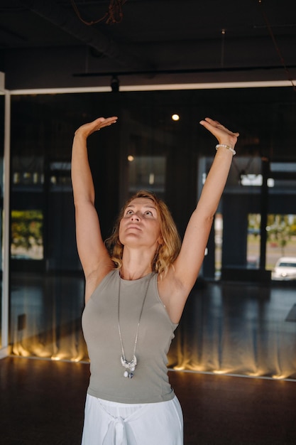 Het meisje doet yoga en is in een staat van meditatie Het concept van een gezonde levensstijl