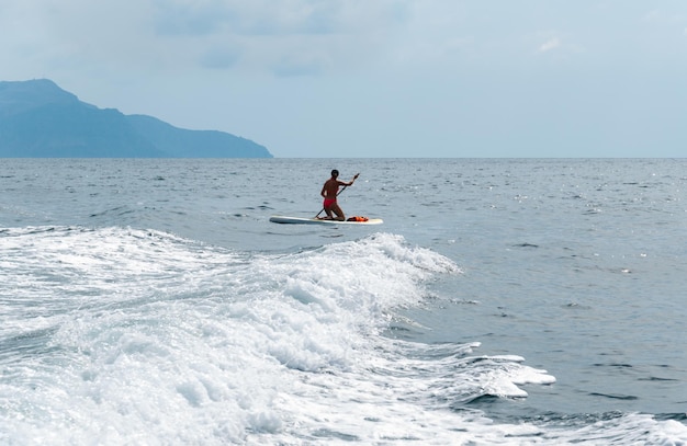 Het meisje drijft op de zee op een sup board