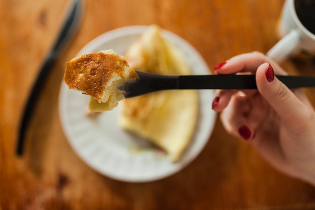 Het meisje eet een omelet van gezond voedsel uit kwarteleitjes