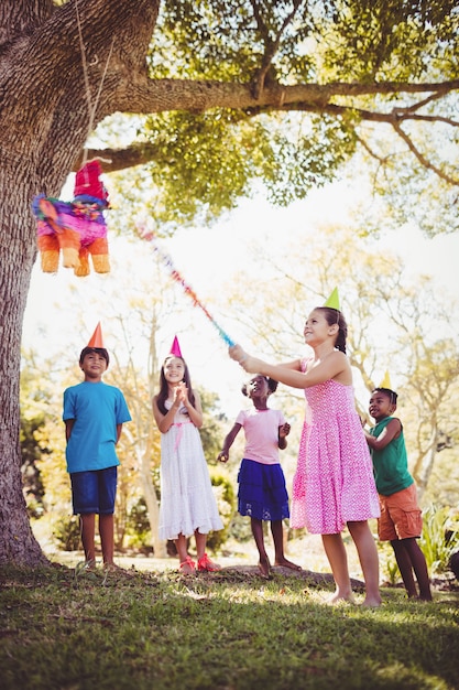 Het meisje gaat de pinata voor haar verjaardag breken