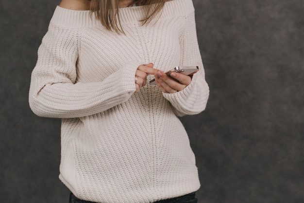 Het meisje houdt de telefoon in haar handen. afhankelijkheid van sociale netwerken. al het leven in gadgets.