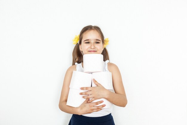 Het meisje houdt rollen wc-papier, huis, voorraden