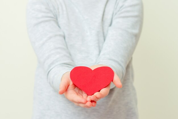 Het meisje houdt rood klein hart.