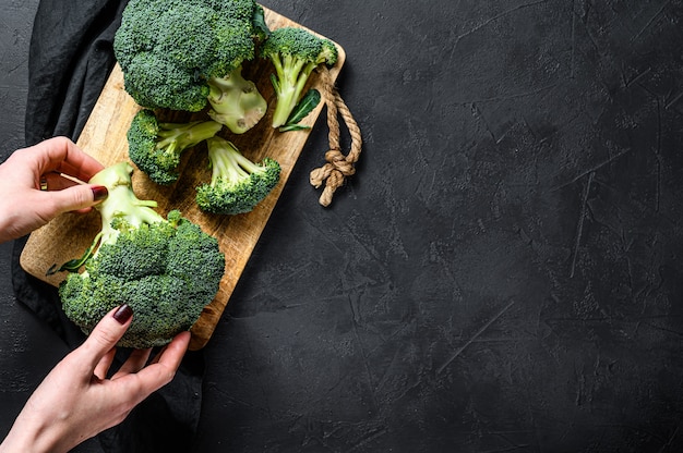 Het meisje houdt verse broccoli vast.