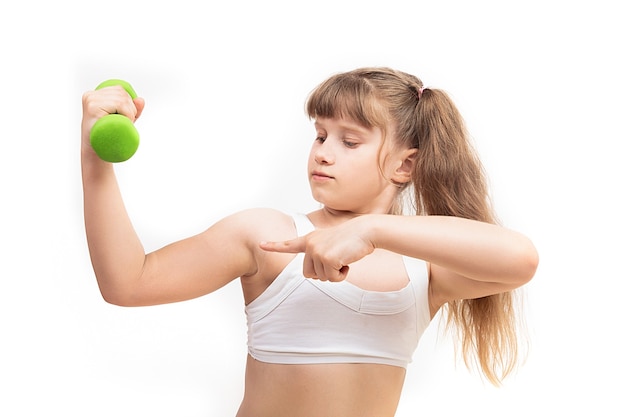 Het meisje houdt zich bezig met fitness, sporten met groene halters