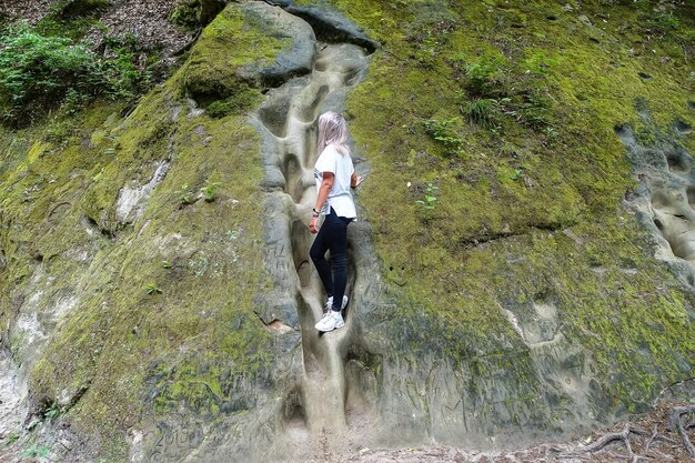 Het meisje in de Dante Gorge bevindt zich in een resortpark in de buurt van de stad Goryachy Klyuch, Rusland