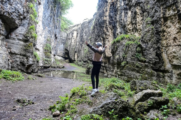 Het meisje in de Stone Bowl Gorge Een kloof in de bergen van de landschapsaard van Dagestan, Rusland