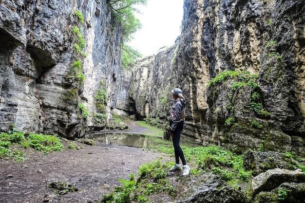 Het meisje in de Stone Bowl Gorge Een kloof in de bergen van de landschapsaard van Dagestan, Rusland