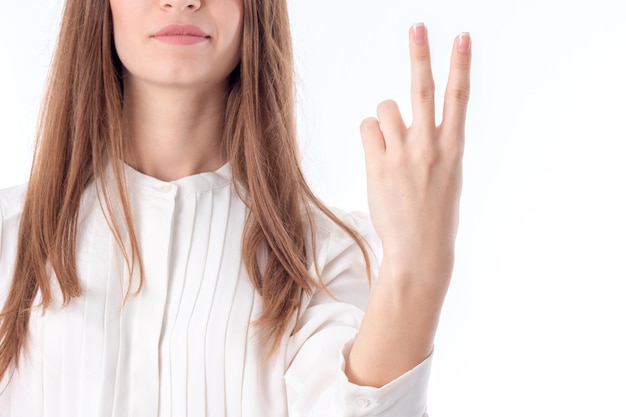 Het meisje in de witte blouse hief twee vingers close-up op