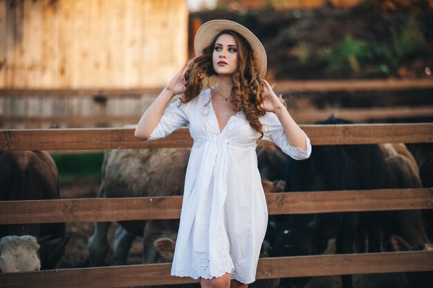 Het meisje in de witte jurk op de boerderij.