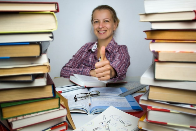 Het meisje in glazen is omringd door boeken