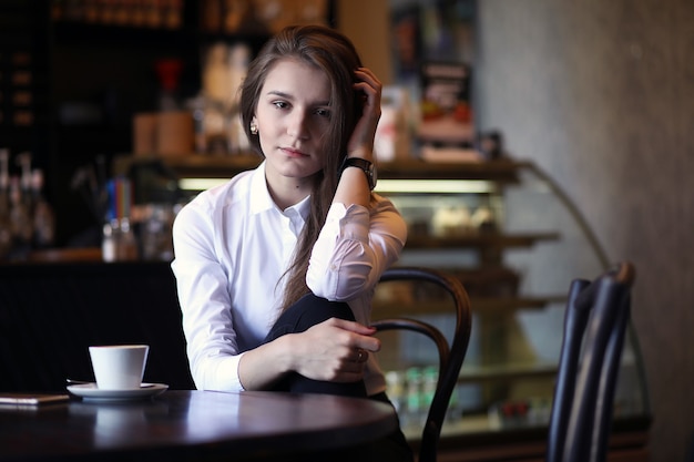 Het meisje in het café is aan het ontbijten in Parijs