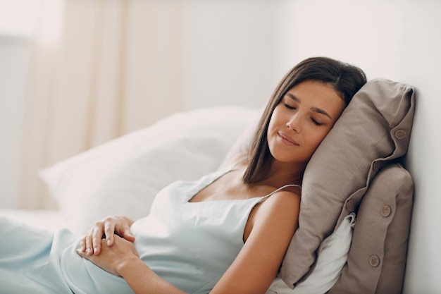 Het meisje in nachtjapon slaapt zachtjes in haar bed