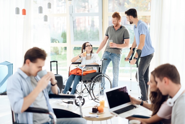 Het meisje in rolstoel en gehandicapten bevindt zich in luchthavenzaal.