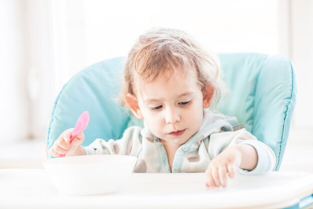 Het meisje is aan het eten