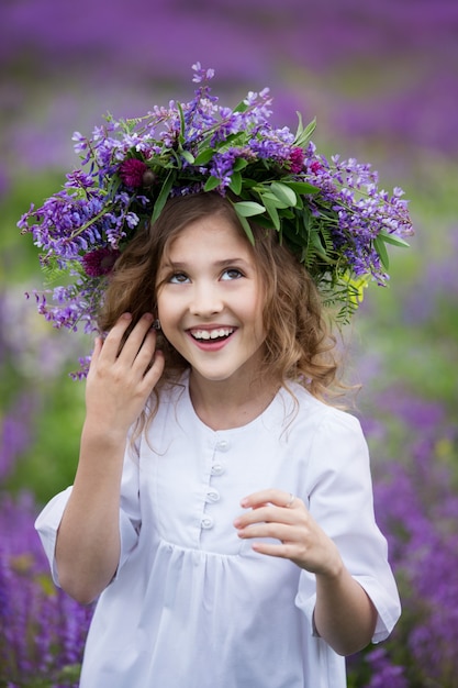 het meisje lacht in de bloemen