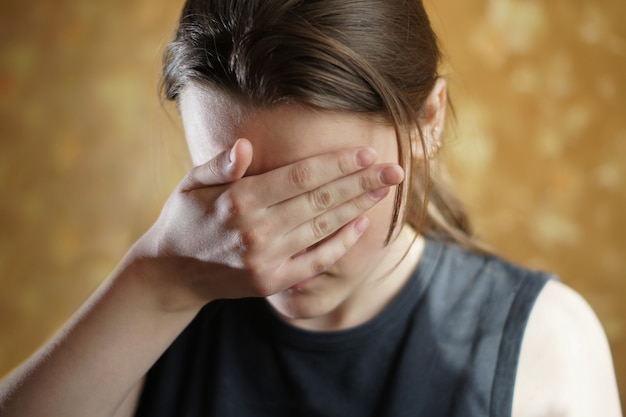 Het meisje legde haar hand op haar hoofd en sloot haar ogen.