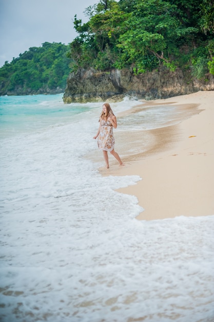 Het meisje loopt langs de waterkant op de boracay