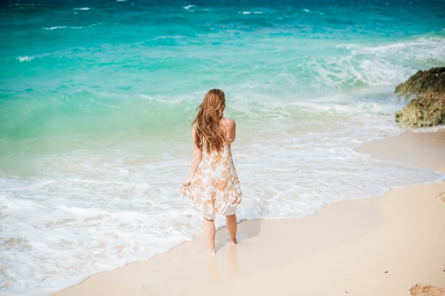 Het meisje loopt langs de waterkant op de boracay