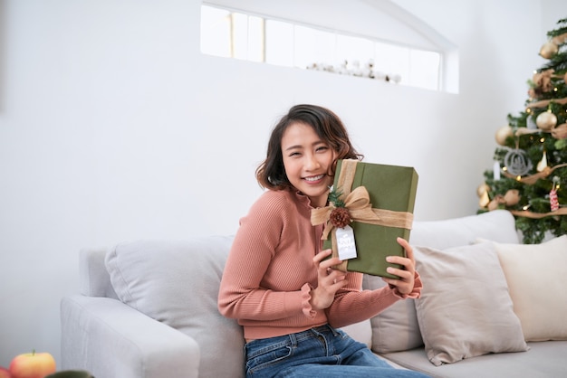 Het meisje met cadeautjes bij de kerstboom