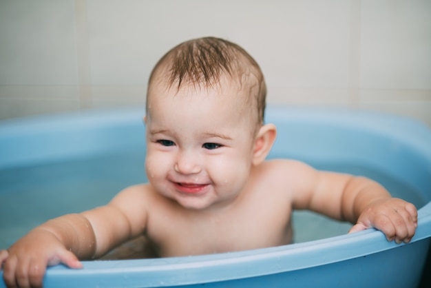 Het meisje met de blauwe ogen baadde in het blauwe bad