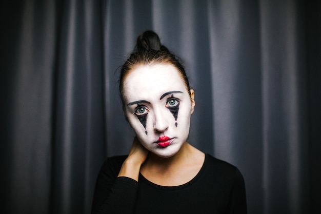 Het meisje met make-up van de mime. improvisatie.