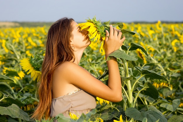 Het meisje op het zonnebloemveld, het grote, emotionele meisje