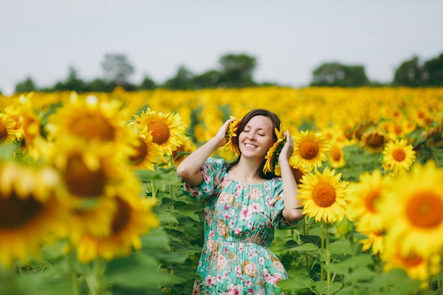 Het meisje plakte zonnebloemen aan haar oren