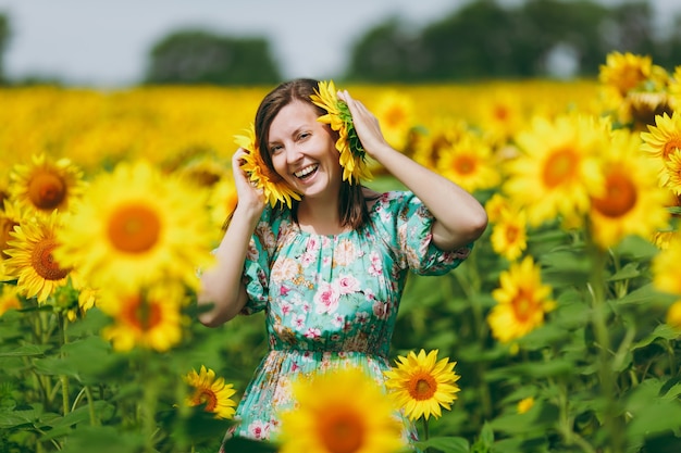 Foto het meisje plakte zonnebloemen aan haar oren