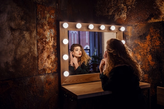 Het meisje poseren in een foto van grunge studio, in ondergoed, de mooie en sexy vrouw