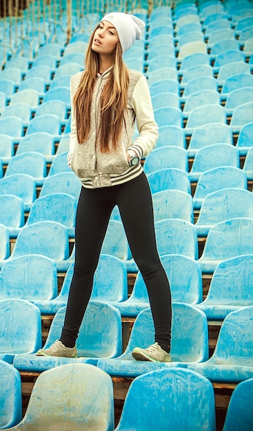 Foto het meisje rent en gaat sporten in het stadion