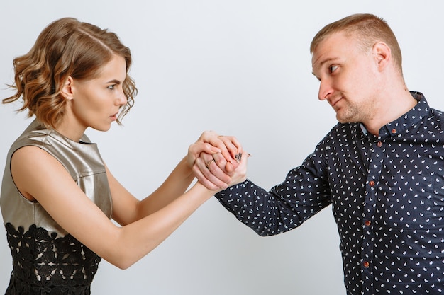 Foto het meisje sloeg haar armen om de hand van de man die zijn vuist balde.