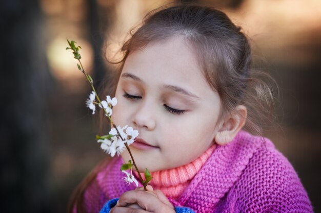 Het meisje snuift kersenbloemen