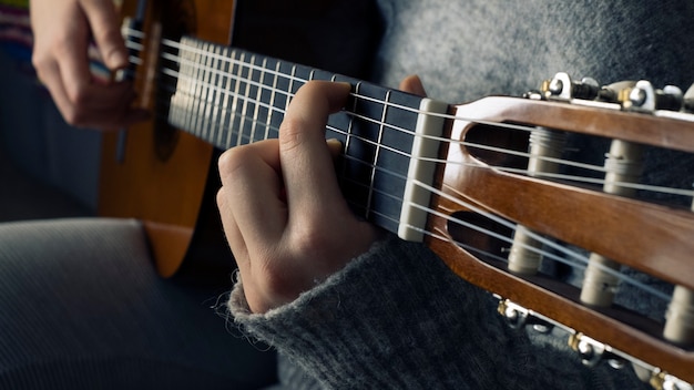 Het meisje speelt gitaar. toning